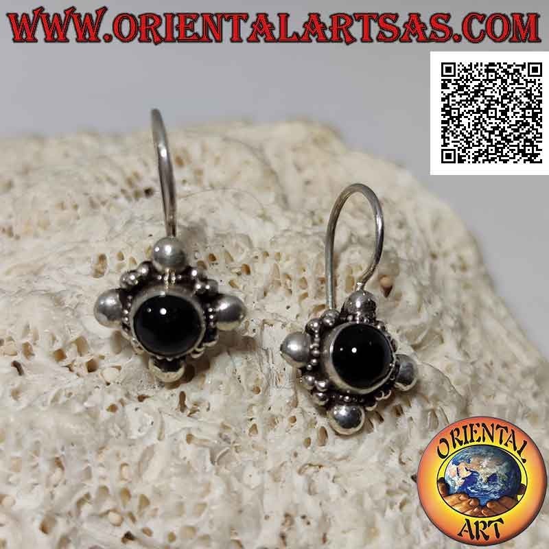 Orecchini in argento con onice tonda cabochon su montatura etnica con sfera sui quattro punti cardinali
