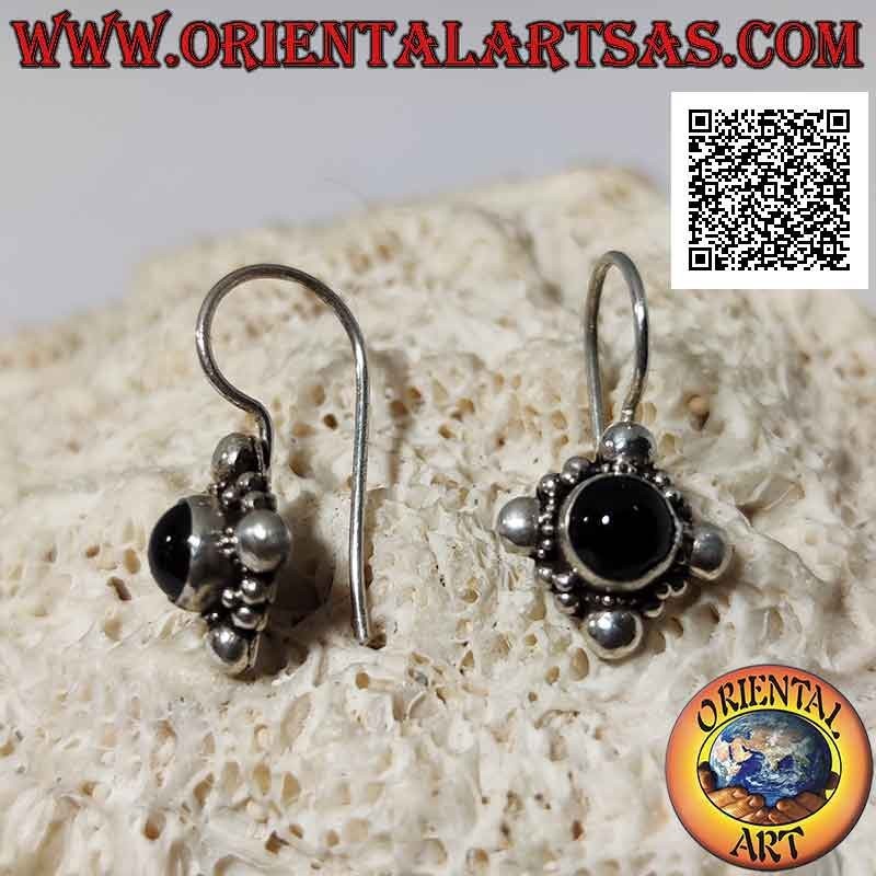 Silberohrringe mit rundem Cabochon-Onyx in ethnischer Umgebung mit Kugel an den vier Kardinalpunkten