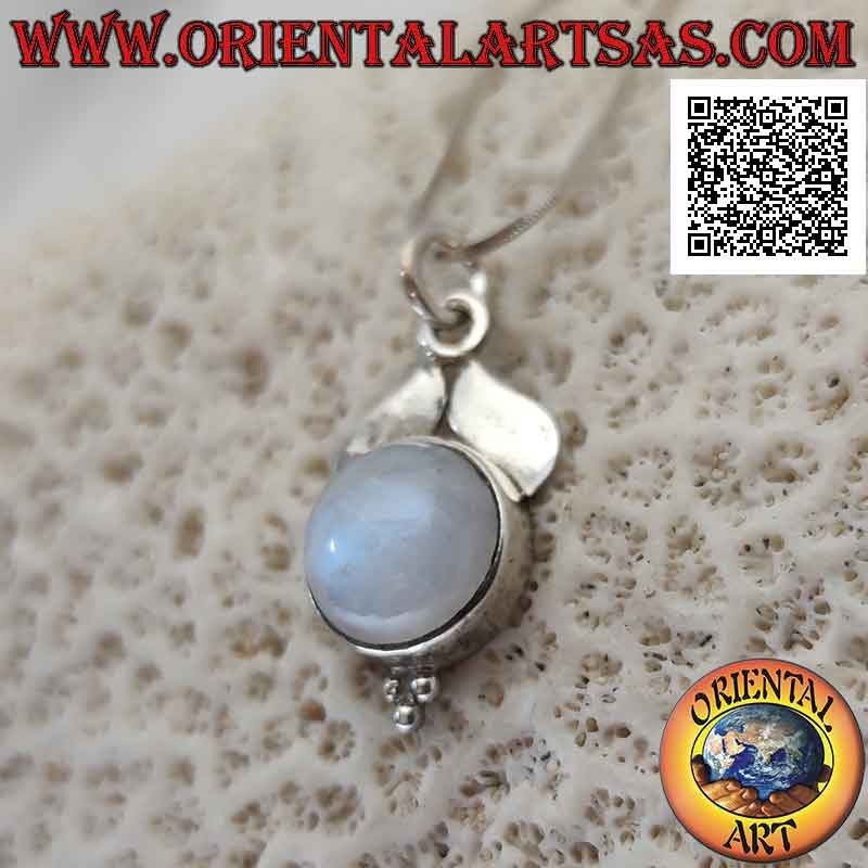 Colgante de plata con cola de ballena lisa con piedra lunar arcoíris redonda y trío de bolas debajo