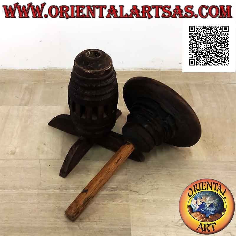 Taburete giratorio realizado con piezas antiguas de un vagón de madera maciza