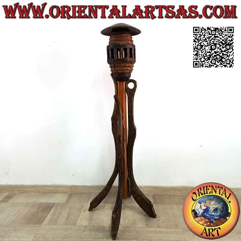 Lámpara de pie de tres pies y campana fabricada con antiguos ejes de vagón de madera maciza