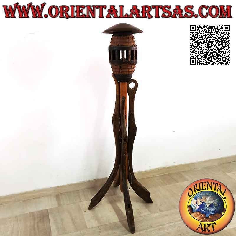 Lámpara de pie de tres pies y campana fabricada con antiguos ejes de vagón de madera maciza