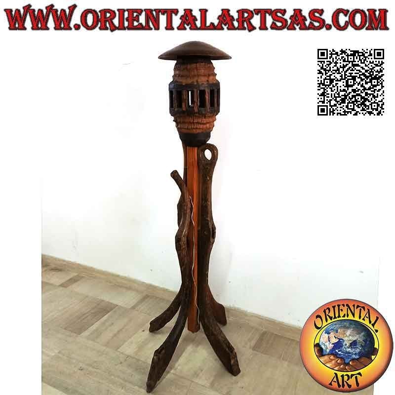 Lámpara de pie de tres pies y campana fabricada con antiguos ejes de vagón de madera maciza