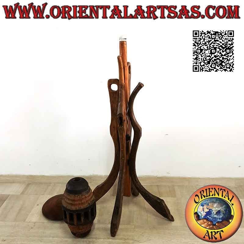 Lámpara de pie de tres pies y campana fabricada con antiguos ejes de vagón de madera maciza