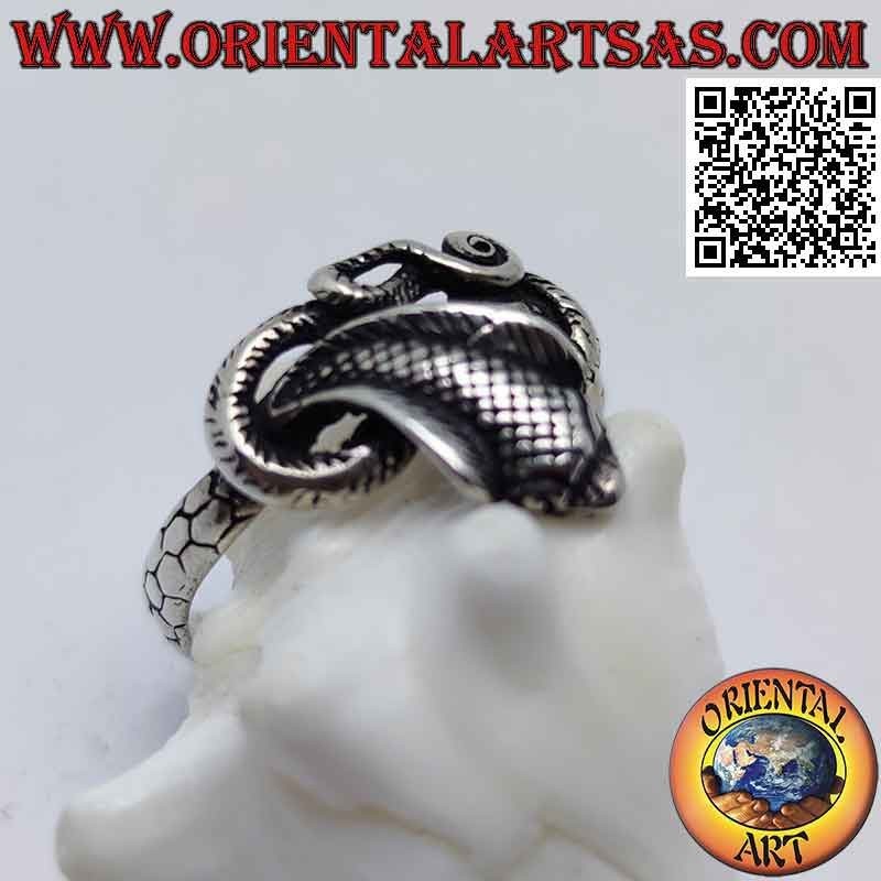 Anello in argento a forma di serpente "cobra" sagomato e attorcigliato
