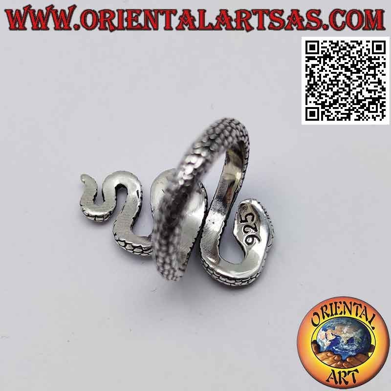 Anillo de plata en forma de serpiente del desierto en movimiento sinuoso