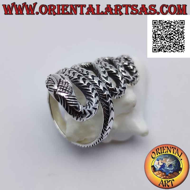Anillo de plata en forma de víbora con piel grabada en movimiento sinuoso (grande)