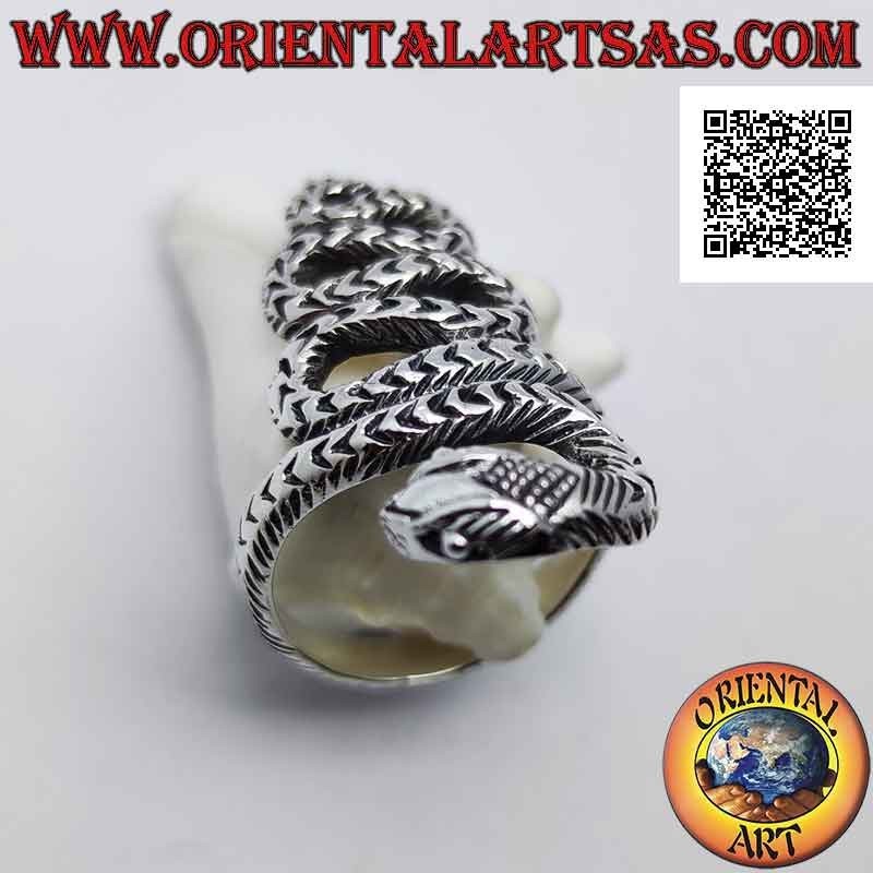 Anello in argento a forma di vipera con pelle incisa in movimento sinuoso (grande)