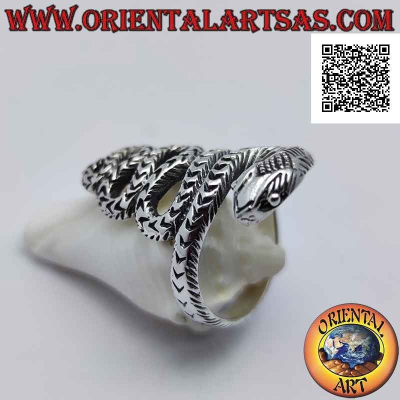 Silver ring in the shape of a viper with engraved skin in sinuous movement (large)