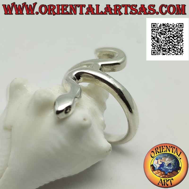 Anillo de plata en forma de serpiente con una suave piel envolvente en movimiento