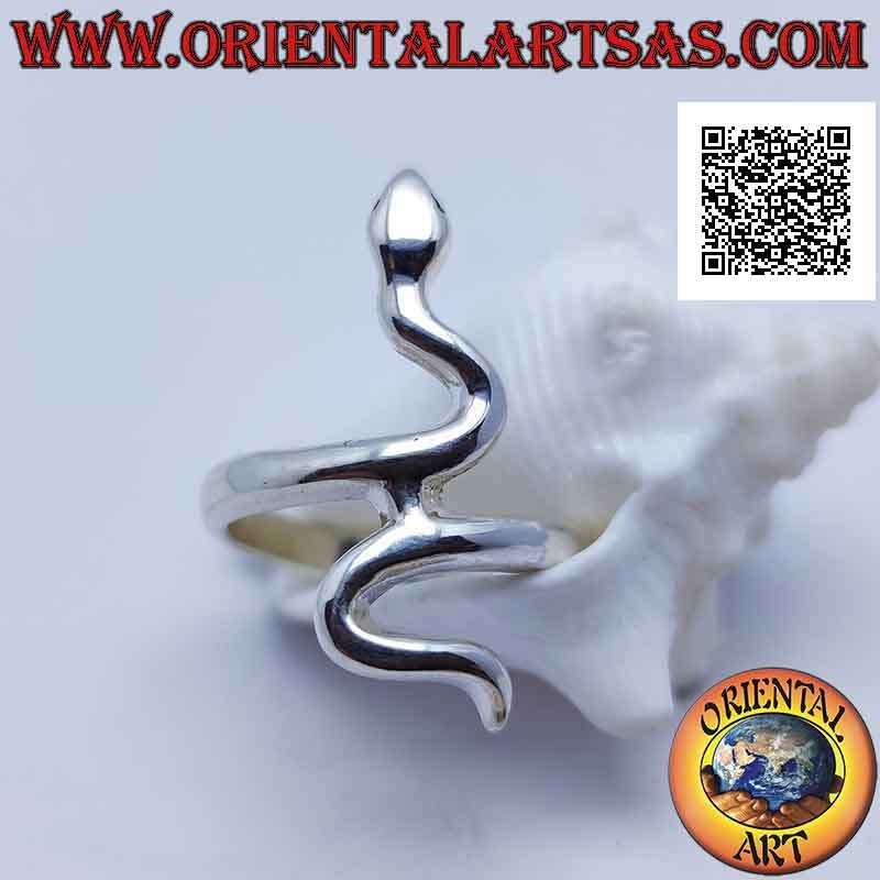 Anillo de plata en forma de serpiente con una suave piel envolvente en movimiento