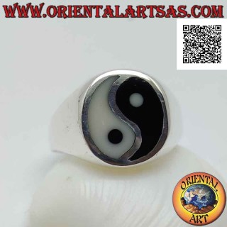 Smooth silver ring with yin yang of mother of pearl and onyx in the slightly oval circle