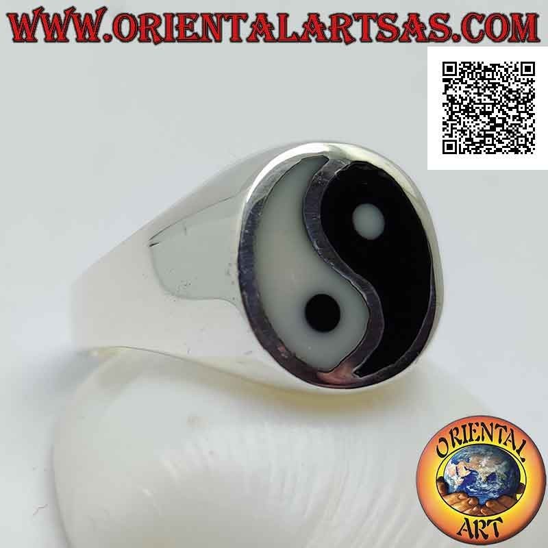 Glatter Silberring mit Yin Yang aus Perlmutt und Onyx im leicht ovalen Kreis