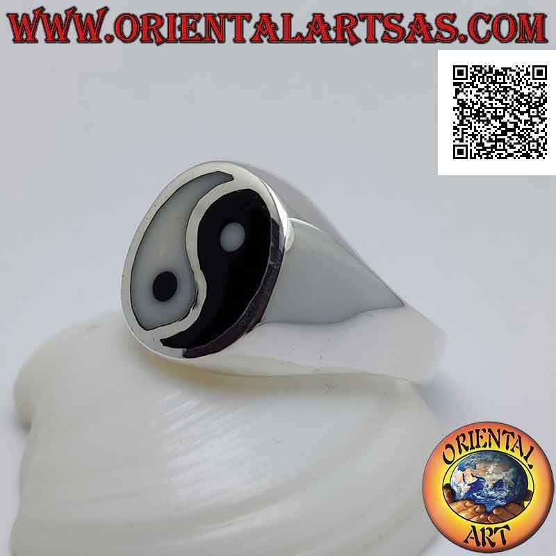 Anello in argento liscio con yin yang di madreperla e onice nel cerchio leggermente ovale