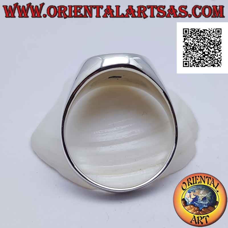 Anello in argento liscio con yin yang di madreperla e onice nel cerchio leggermente ovale