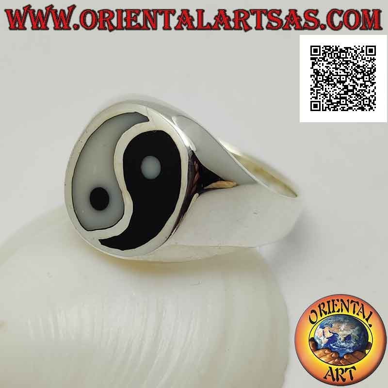 Glatter Silberring mit Yin Yang aus Perlmutt und Onyx im leicht ovalen Kreis