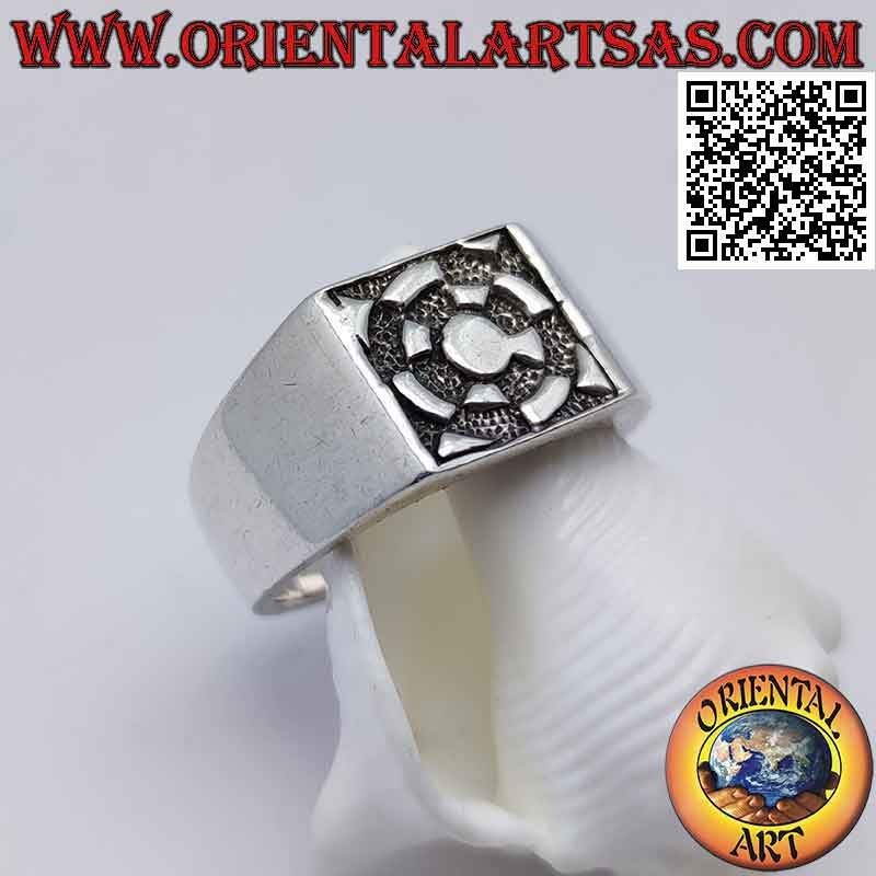Anello in argento con "croce astrale" in bassorilievo