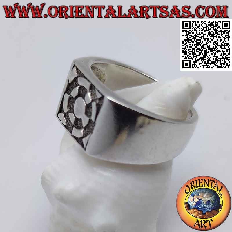 Bague en argent avec bas-relief "croix astrale"