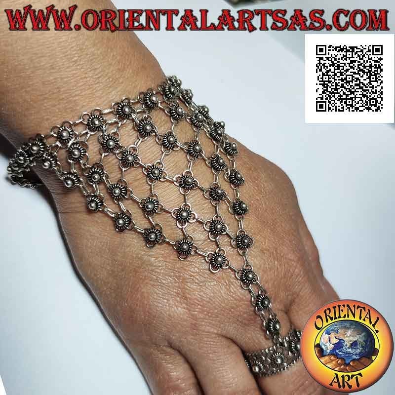 Se besan en pequeñas flores de plata 925 ‰ unidas entre sí y anillo de flores ajustable