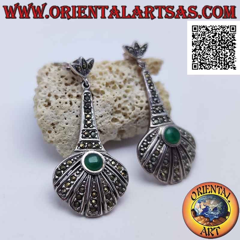 Pendientes de plata con lóbulos en forma de abanico tachonados de marcasita con ágata verde central redonda