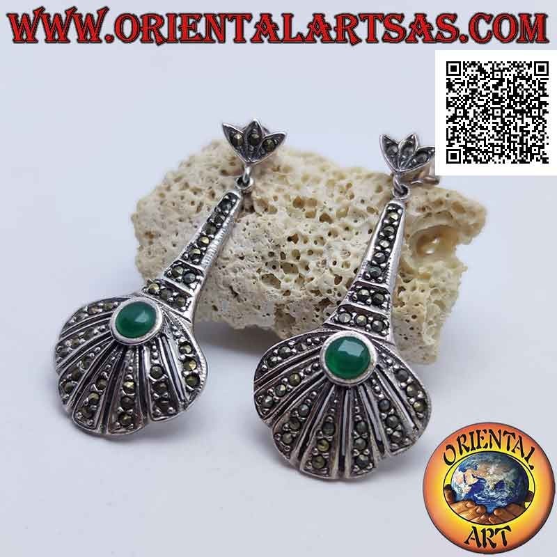 Pendientes de plata con lóbulos en forma de abanico tachonados de marcasita con ágata verde central redonda