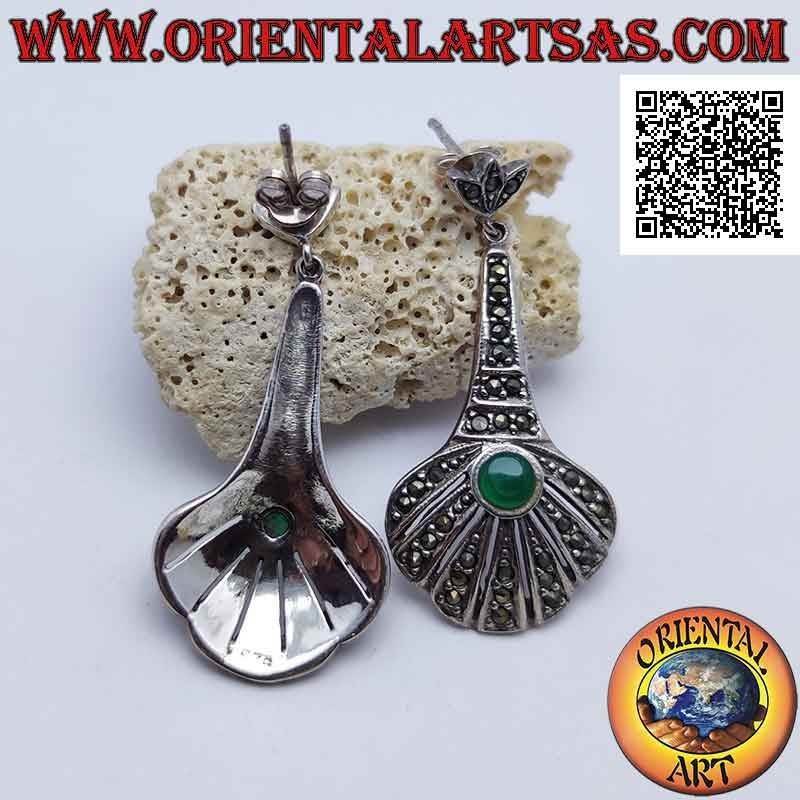 Pendientes de plata con lóbulos en forma de abanico tachonados de marcasita con ágata verde central redonda