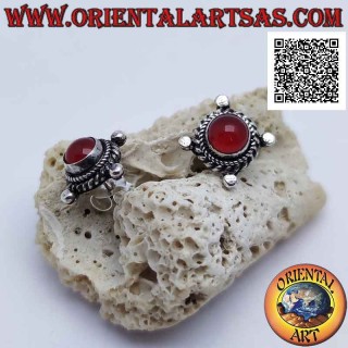Boucles d'oreilles lobe avec cornaline cabochon rond entouré d'entrelacs et boule sur les quatre points cardinaux