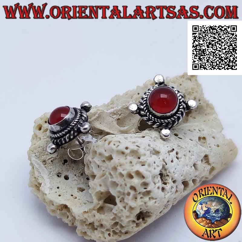 Boucles d'oreilles lobe avec cornaline cabochon rond entouré d'entrelacs et boule sur les quatre points cardinaux