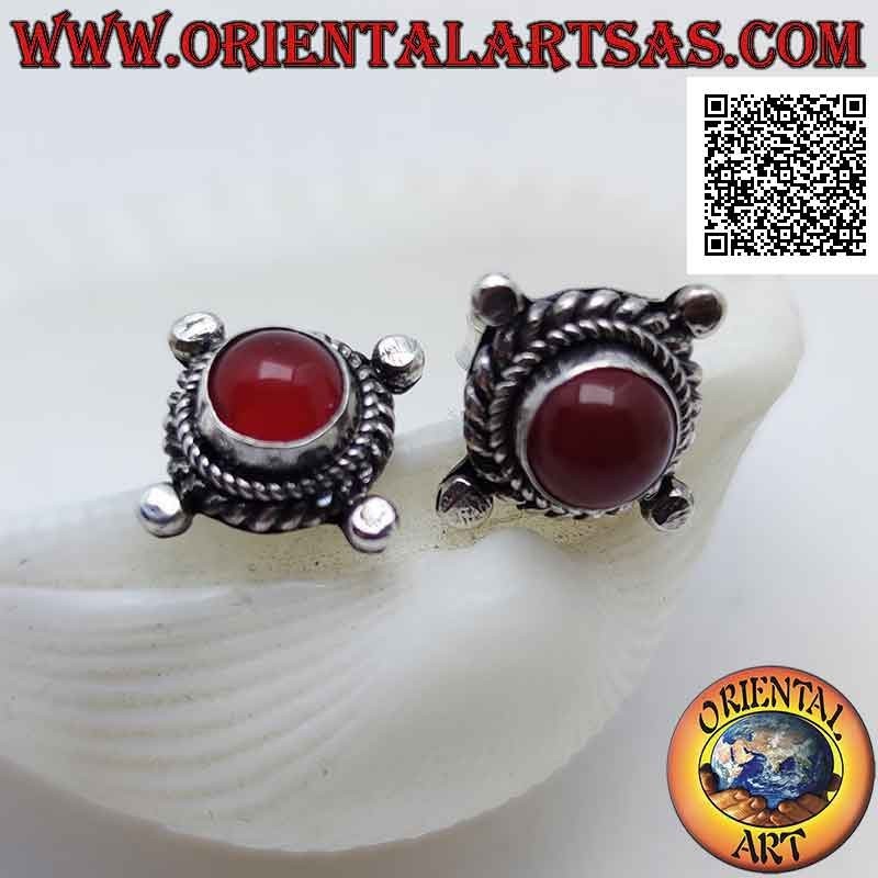 Orecchini da lobo con corniola tonda cabochon contornata da intreccio e pallina sui quattro punti cardinali