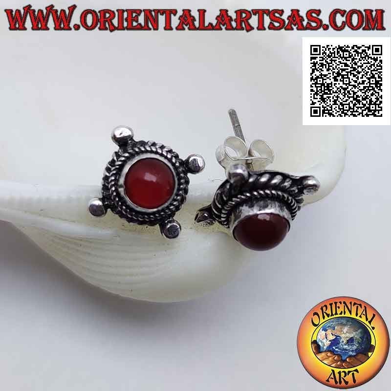Boucles d'oreilles lobe avec cornaline cabochon rond entouré d'entrelacs et boule sur les quatre points cardinaux