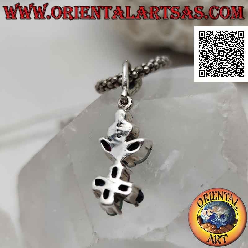 Colgante de plata con rubíes naturales redondos y ovalados, esmeraldas y zafiros engastados y marcasita