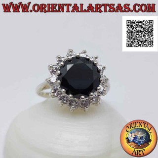 Anillo de plata con espinela sintética redonda facetada engastada rodeada de circonitas blancas