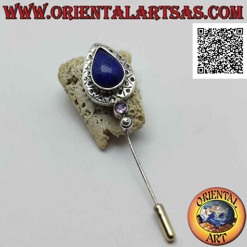 Silbernadelbrosche mit tropfenförmigem Lapislazuli, umgeben von dekorativen Gravuren und rundem Amethyst darunter