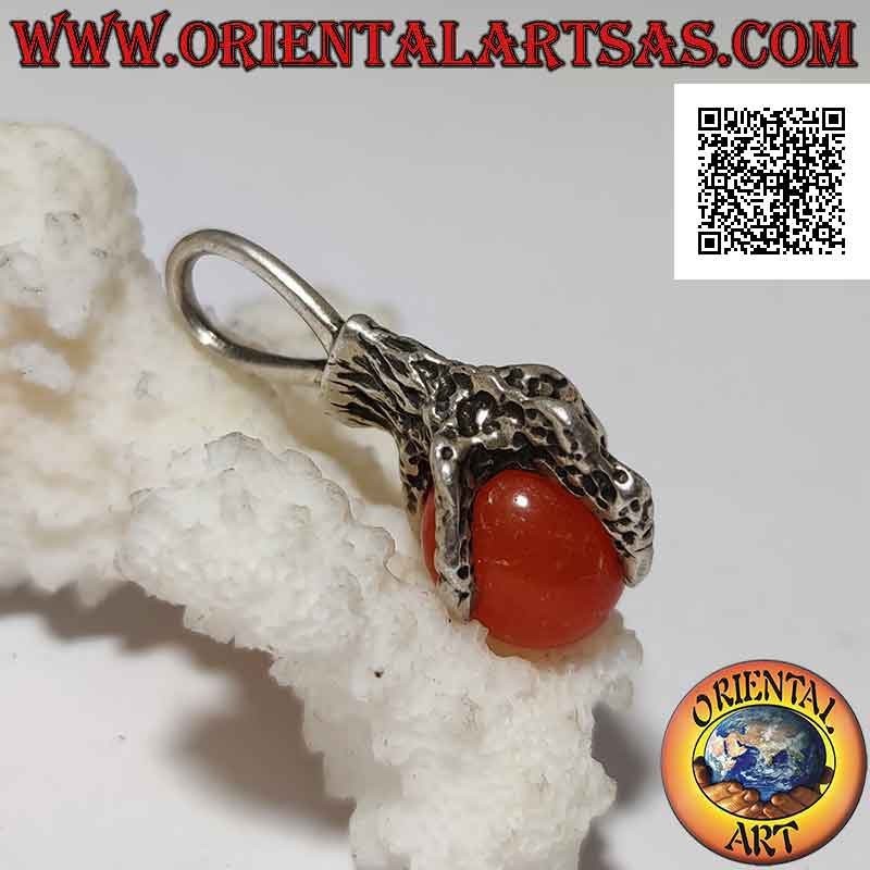 Colgante de plata, huevo de cornalina agarrado por una pata de cuatro garras