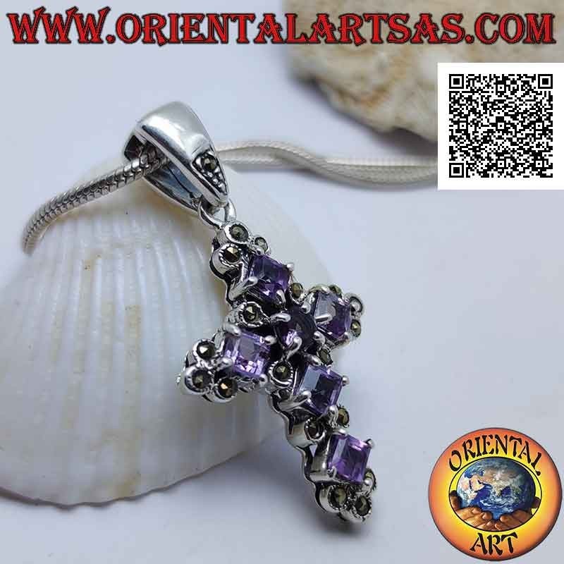 Silberanhänger in Form eines Kreuzes mit 5 rhomboiden quadratischen Amethysten und 1 zentralen Rundung und Markasit herum