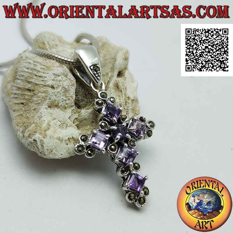 Silberanhänger in Form eines Kreuzes mit 5 rhomboiden quadratischen Amethysten und 1 zentralen Rundung und Markasit herum