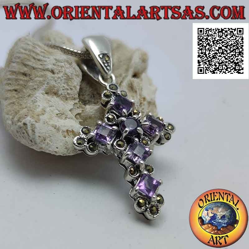 Pendentif en argent en forme de croix avec 5 améthystes carrées rhomboïdales et 1 rond central et marcassite autour