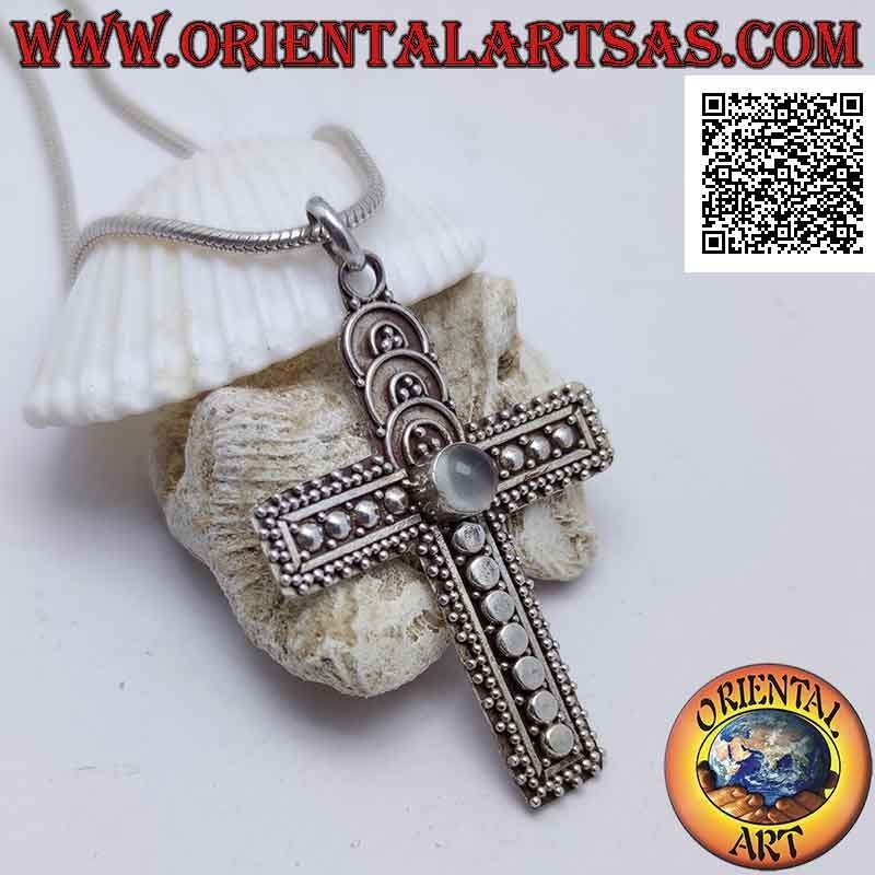 Pendentif en argent croix chrétienne avec pierre de lune (adularia) cabochon central rond et décorations avec boules