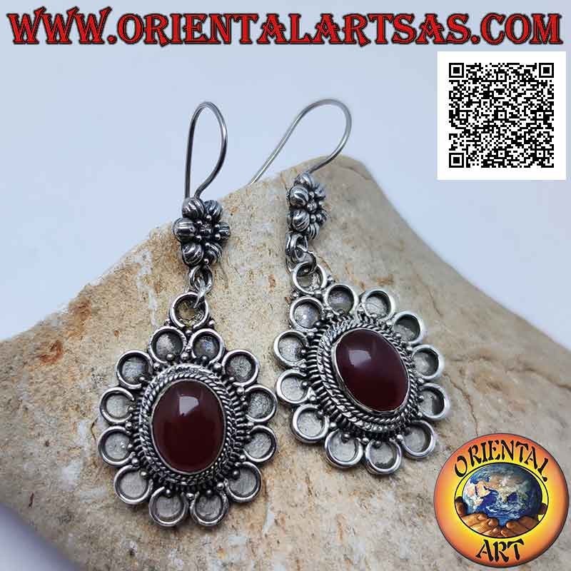 Orecchini in argento a monachella con corniola ovale cabochon contornata da cerchi in bassorilievo