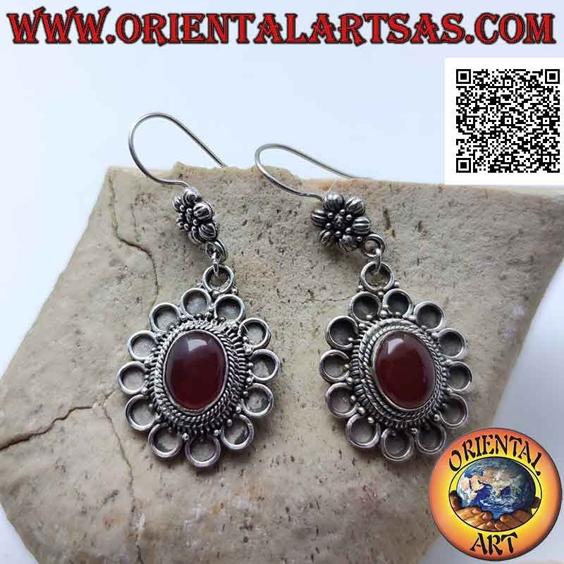 Pendientes de gancho de plata con cornalina ovalada cabujón rodeado de círculos en bajorrelieve