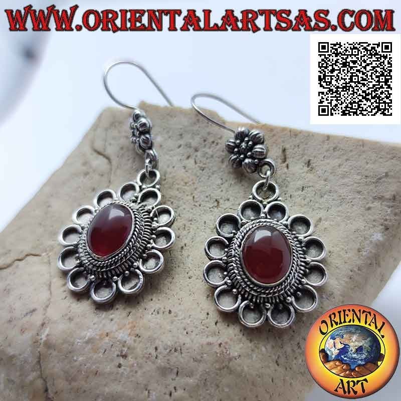 Pendientes de gancho de plata con cornalina ovalada cabujón rodeado de círculos en bajorrelieve