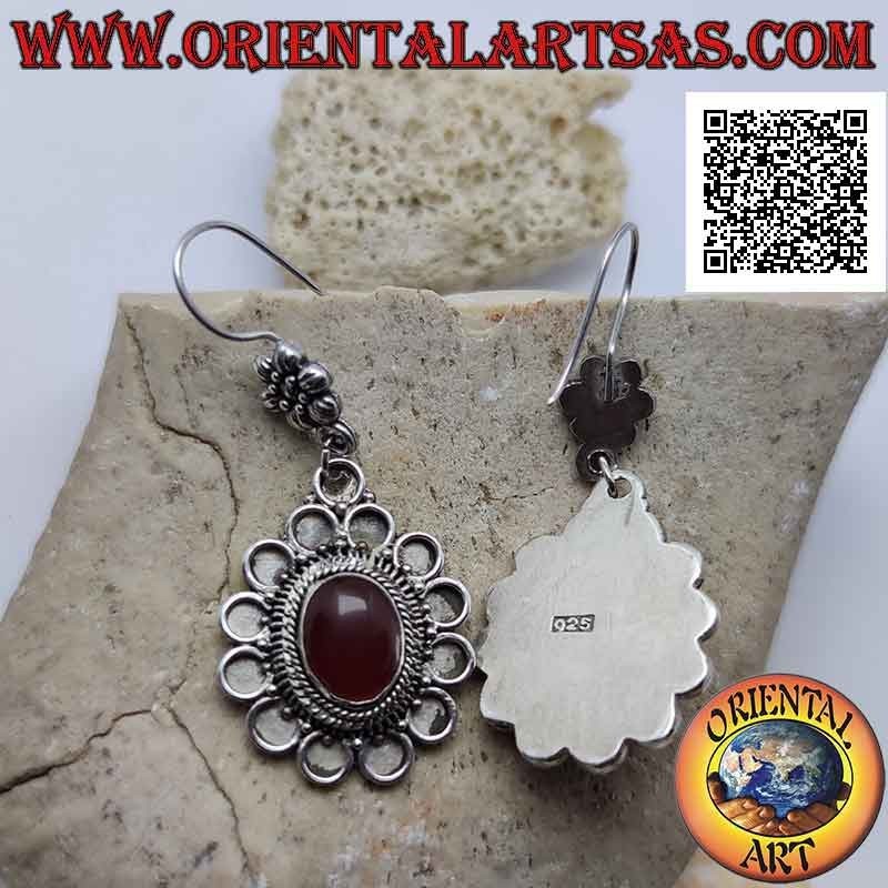 Orecchini in argento a monachella con corniola ovale cabochon contornata da cerchi in bassorilievo