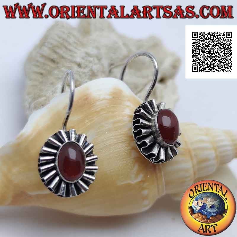 Boucles d'oreilles en argent avec cornaline cabochon ovale entouré d'un ruban argenté ondulé