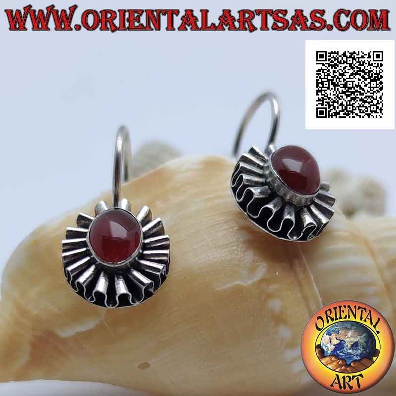 Silberohrringe mit ovalem Cabochon-Karneol, umgeben von gewelltem Silberband