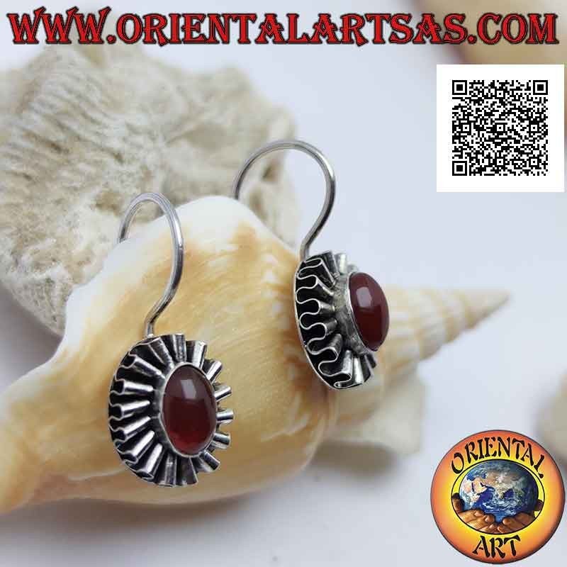 Boucles d'oreilles en argent avec cornaline cabochon ovale entouré d'un ruban argenté ondulé