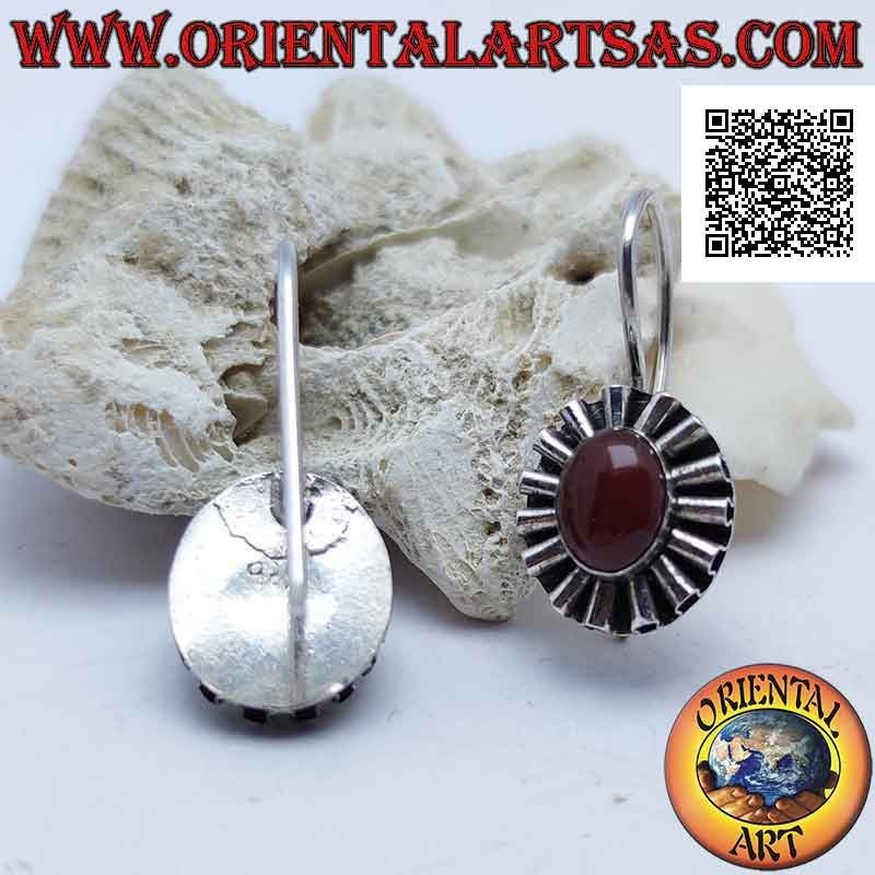 Orecchini in argento con corniola ovale cabochon contornata da nastro undulato d'argento