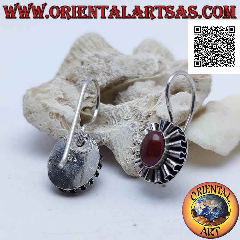 Boucles d'oreilles en argent avec cornaline cabochon ovale entouré d'un ruban argenté ondulé