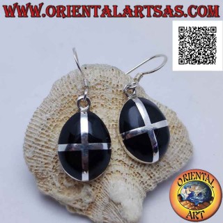 Silberohrringe mit ovalem Cabochon-Onyx, gekreuzt von einem silbernen Kreuz