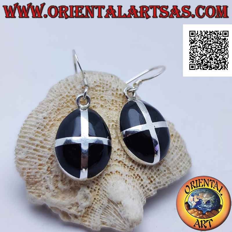 Silberohrringe mit ovalem Cabochon-Onyx, gekreuzt von einem silbernen Kreuz