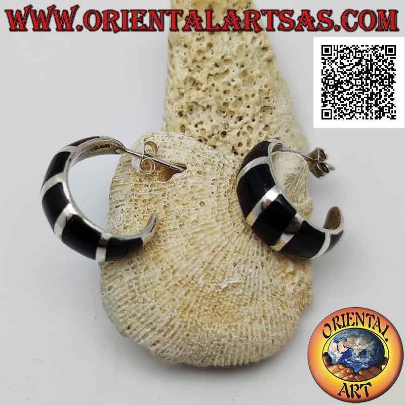 Boucles d'oreilles en argent du lobe au cercle avec une épaisseur croissante et alternant des bandes lisses et onyx